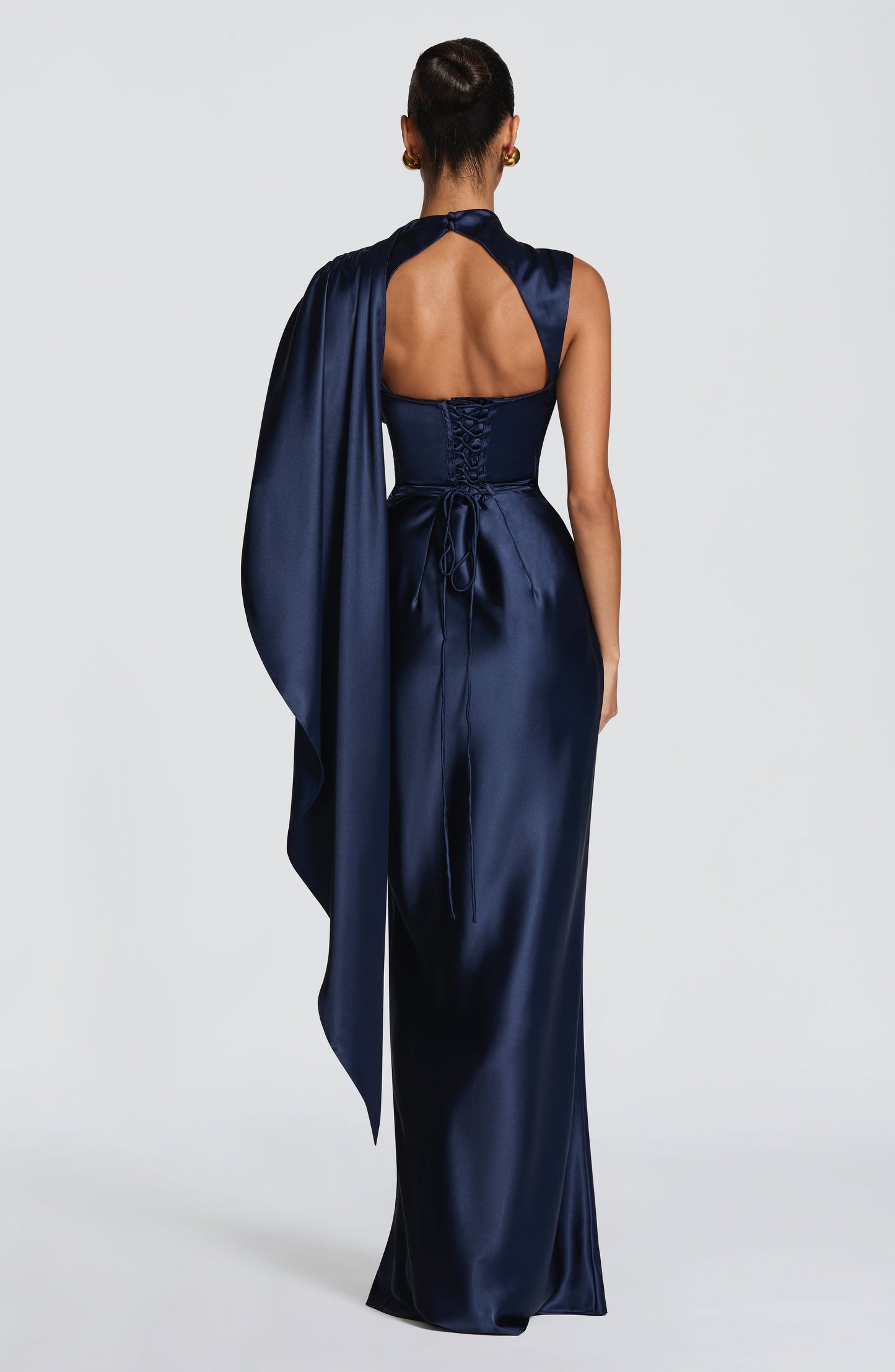 AVENDRA I Vestido único diseñado para destacar