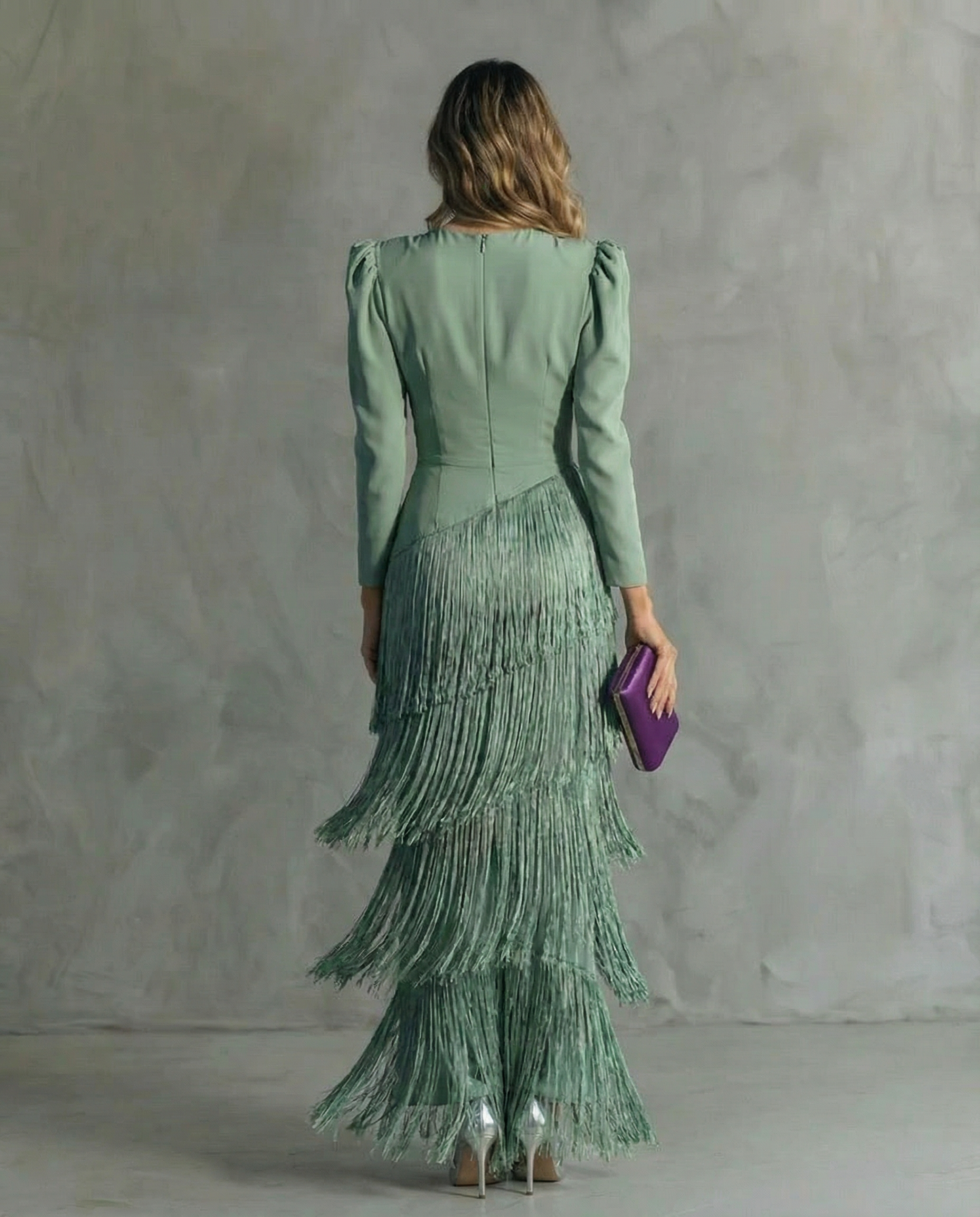 CLARA · Vestido elegante con mangas de flecos