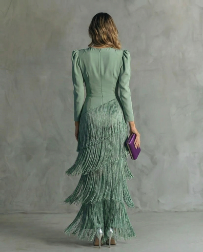 CLARA · Vestido elegante con mangas de flecos